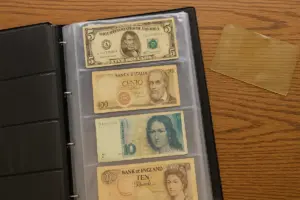 Banconote in album sbagliato: il materiale che compromette anni di raccolta